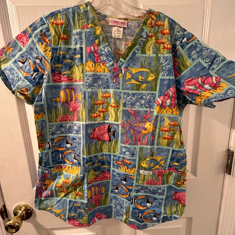 Cherokee women’s scrub top size small